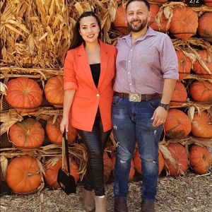 Blazer naranja con dos shorts $12